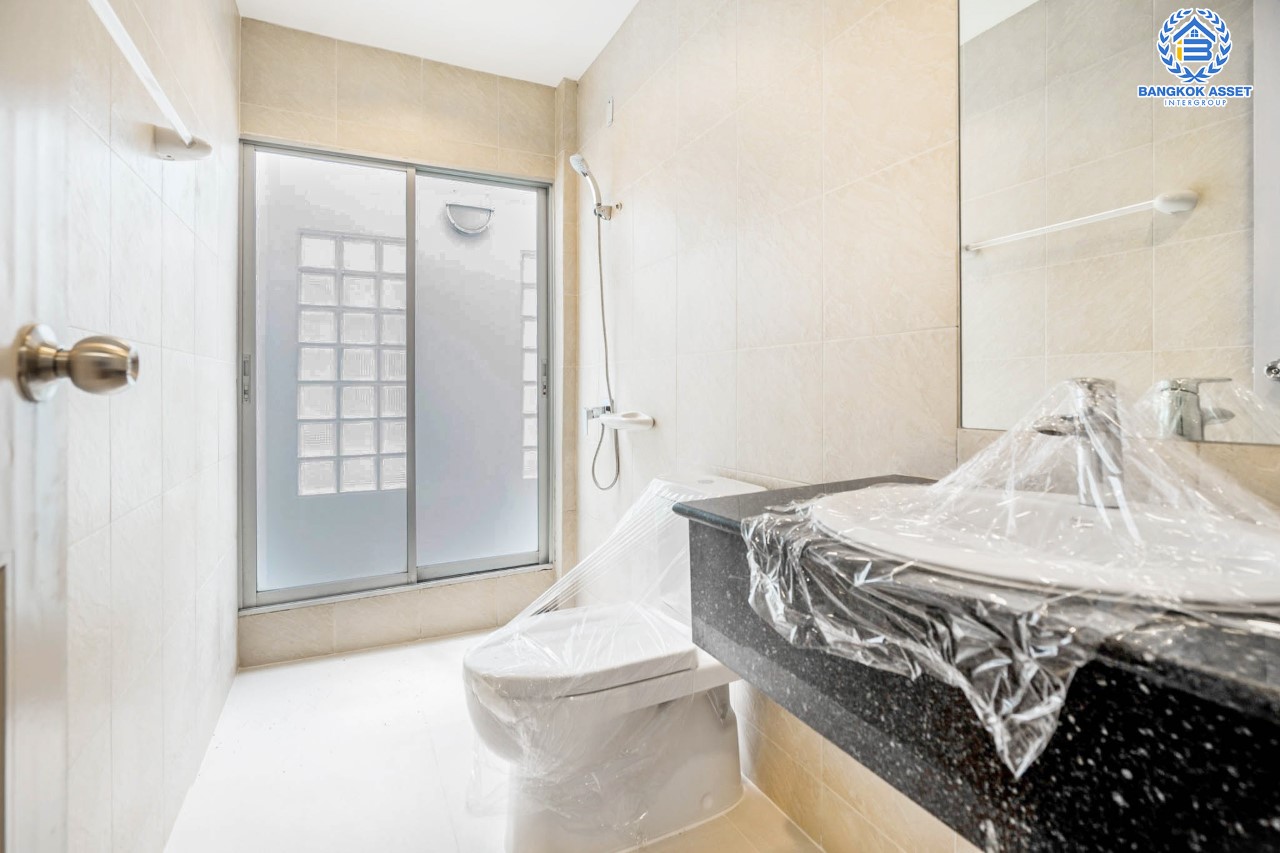 บ้านมือสองตกแต่งใหม่ ม.โนเบิล วานา วัชรพล ดีไซน์สุดโดดเด่น เนื้อที่ 65.6 ตร.ว. ฟังก์ชันจัดเต็ม 3 ห้องนอน 4 ห้องน้ำ 1 ห้องแม่บ้าน จอดรถได้ 2 คัน บนทำเลเดินทางสะดวก ใกล้เซ็นทรัลรามอินทรา, ห้าแยกวัชรพล, จุดขึ้นทางด่วน "ฉลองรัช" และรถไฟฟ้าสายสีชมพู "สถานีวัชรพล"...